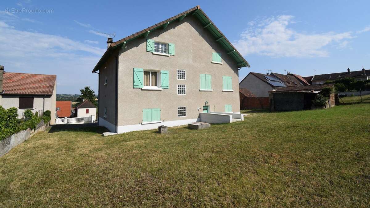 Maison à CREUZIER-LE-VIEUX