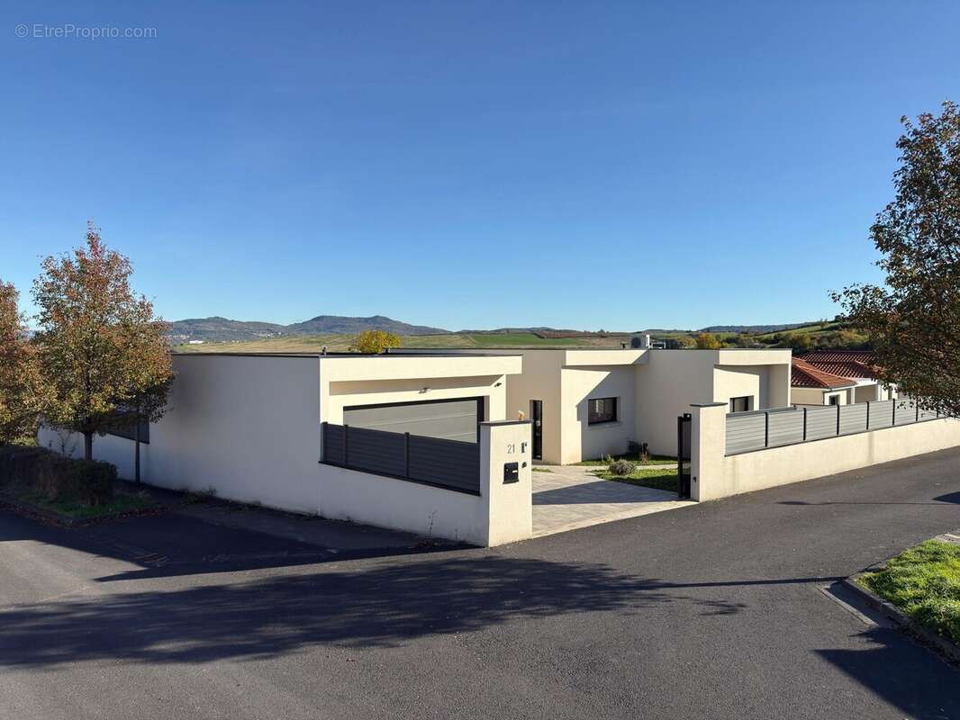 Maison à PERIGNAT-LES-SARLIEVE