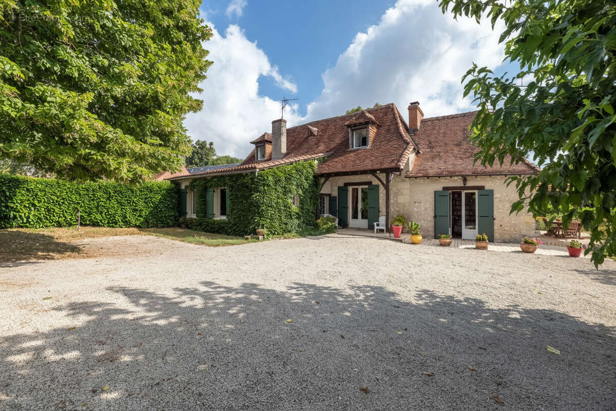 Maison de charme du 19 ème siècle entièrement restaurée  avec jardin et piscine. - photo 2