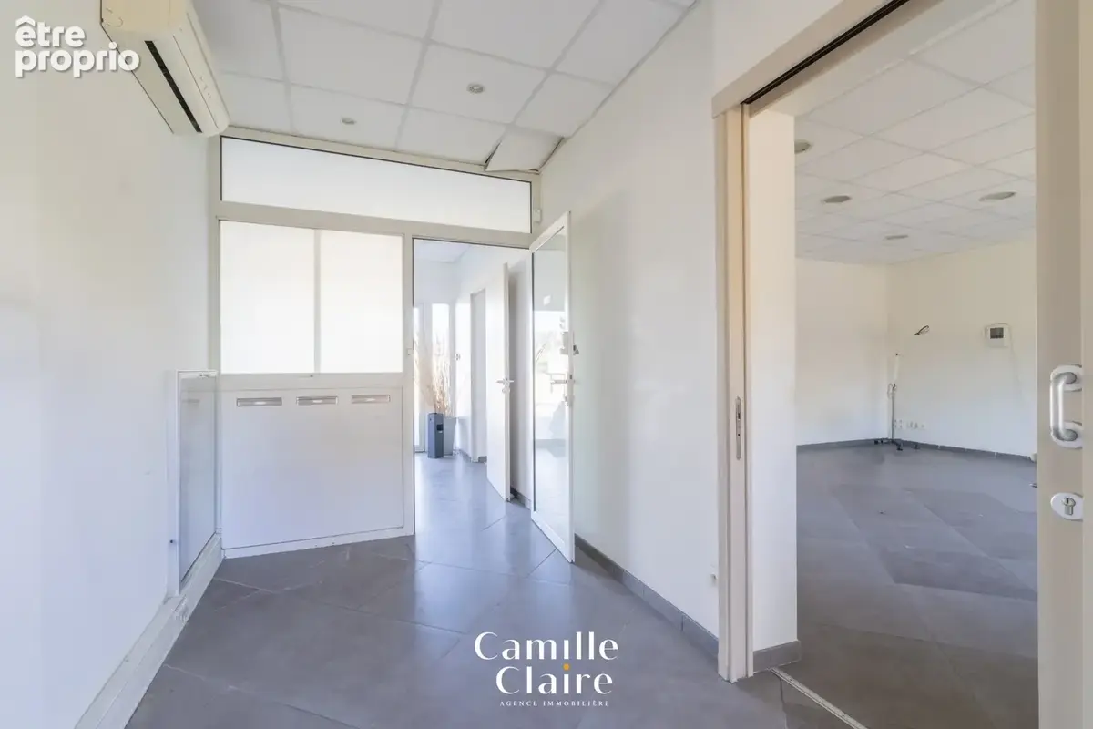 Local professionnel 142m2 + 3 stationnements + cour privative - photo 7