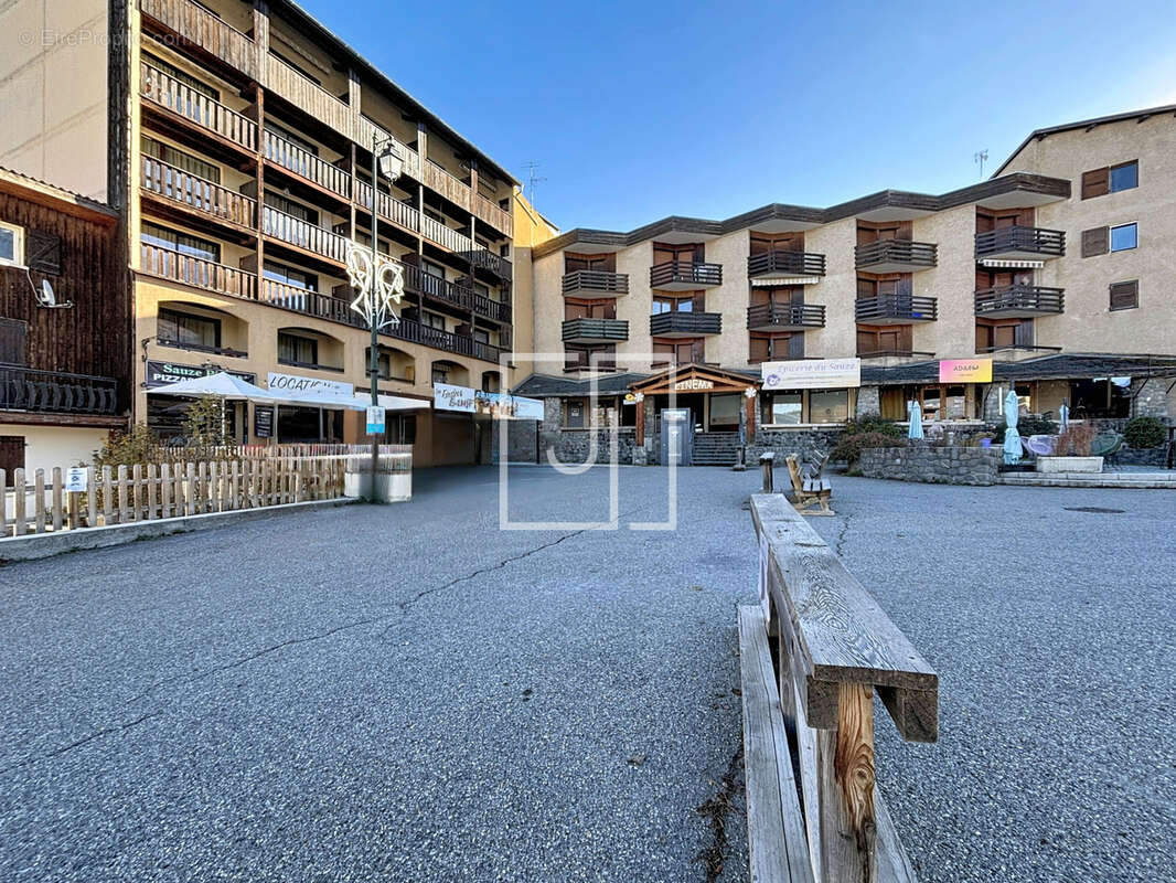 Commerce à ENCHASTRAYES