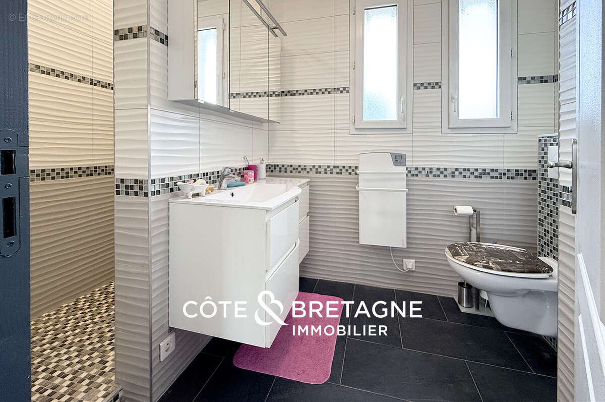 À Pleumeur-Gautier, une maison chaleureuse avec un hangar de 150 m2 aux beaux volumes. - photo 13
