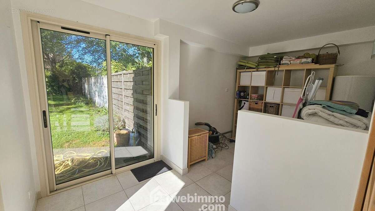 Une buanderie de 11 m² très lumineuse. - Maison à FERICY