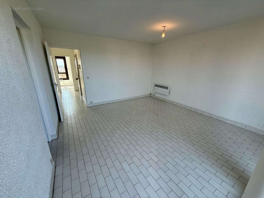 Appartement 2 pièces 7ème et dernier étage - Parking et cave privés - photo 2