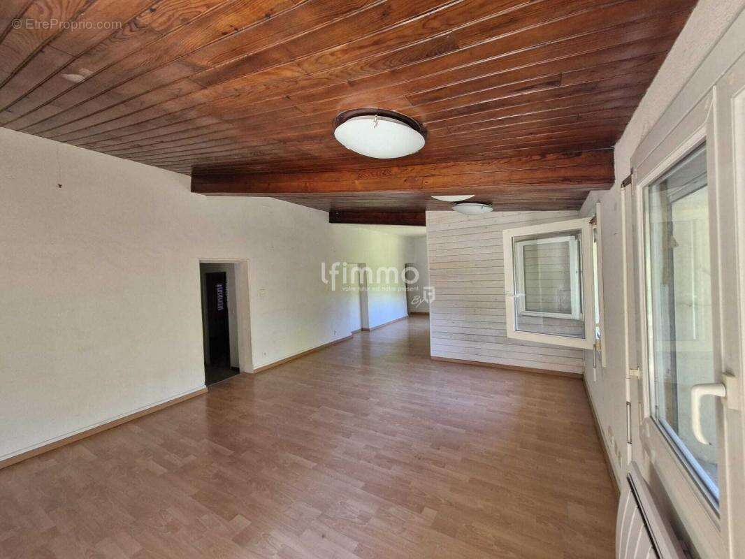 Maison à VILLENEUVE-LA-COMPTAL