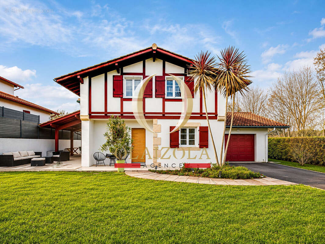 SAINT-PÉE-SUR-NIVELLE : Maison familiale récente avec jardin, garage et excellente performance énergétique - photo 2