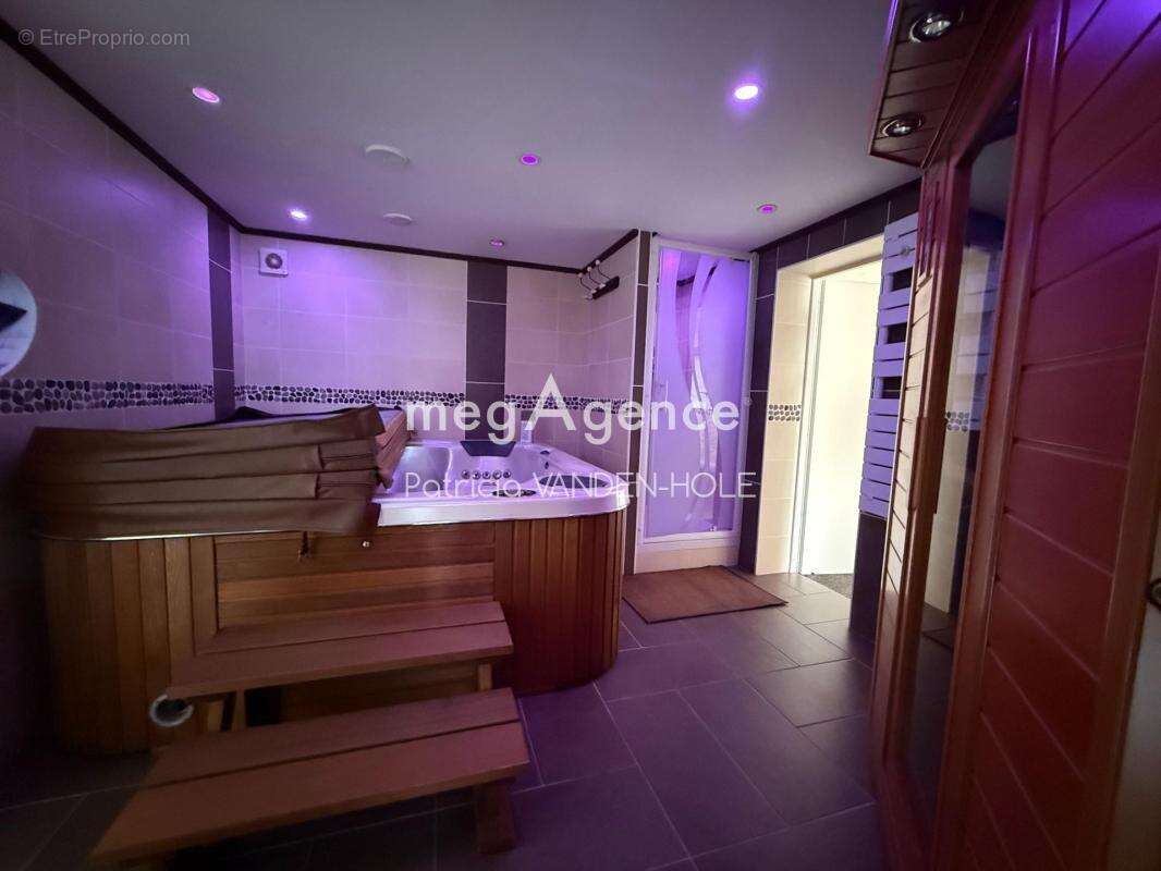 Villa avec piscine couverte à 1h de Paris , vendu avec le mobiliers , prestations récentes - photo 3