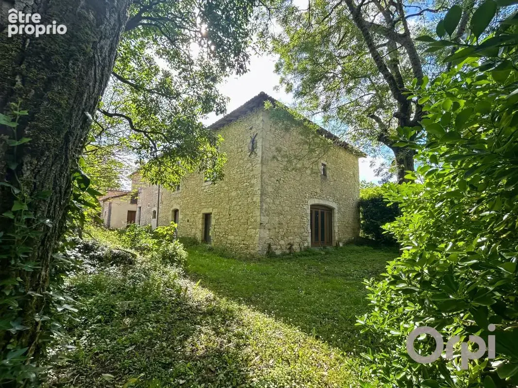 Dans un beau village proche de SAINT CLAR, maison en pierre ancienne avec son jardin arboré - photo 17