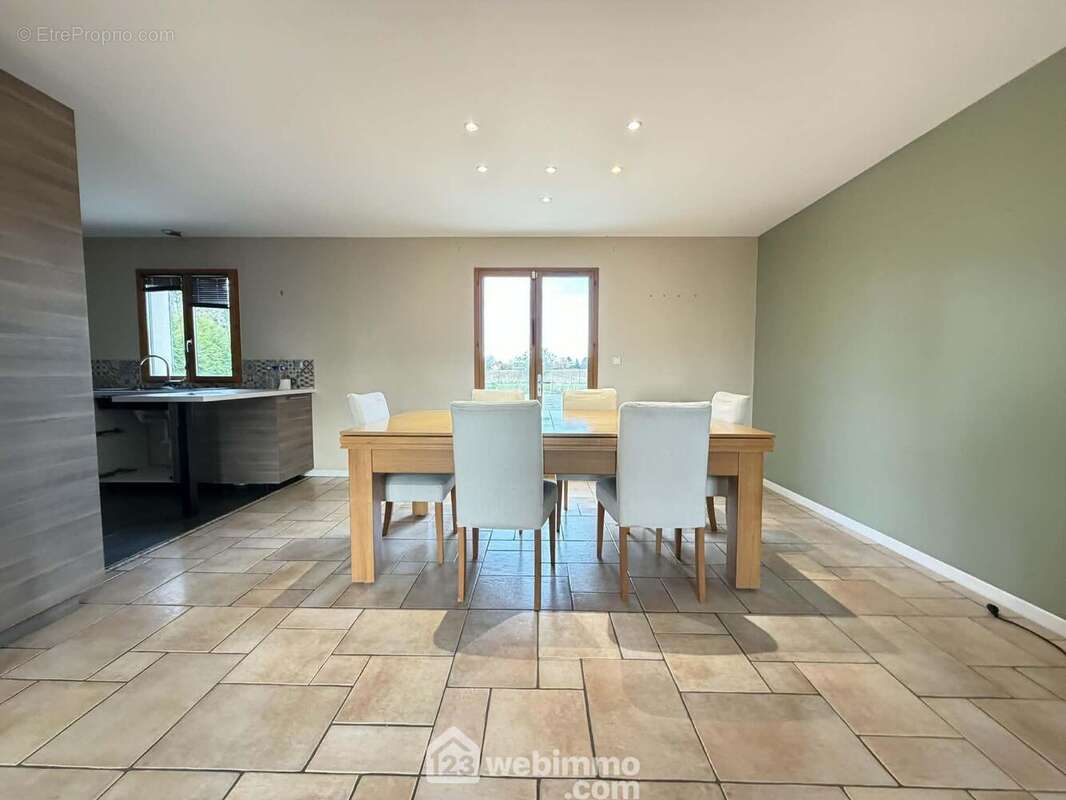 La pièce de vie est ouverte sur ... - Maison à AUTREVILLE