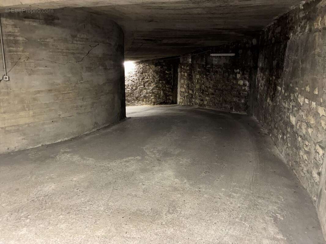 Parking à PARIS-18E