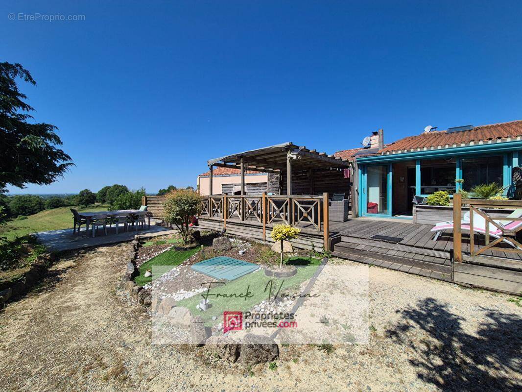 Maison à SAINT-MICHEL-MONT-MERCURE