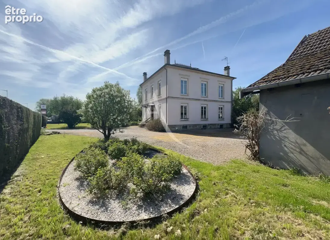 Maison bourgeoise avec dépendances et jardin - photo 1