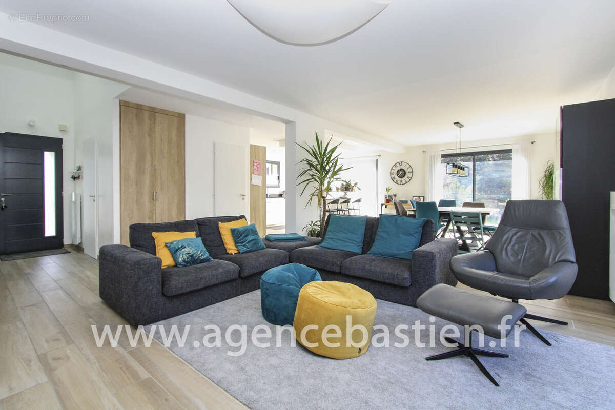 Maison à SAINT-GENIS-POUILLY