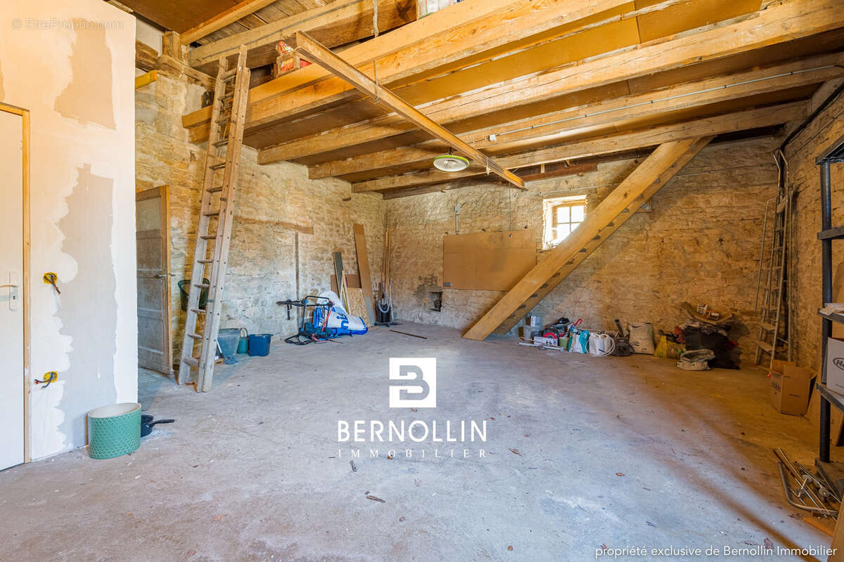 Demeure à colombage en pierre entièrement rénovée de 248 m2 en plein centre de Cuisiat - photo 13