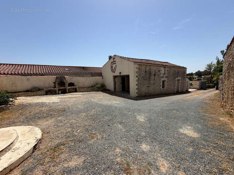 Bessay (85320) au calme charmante maison en pierres renovee 3/4 chambres avec dependances et jardin - photo 31