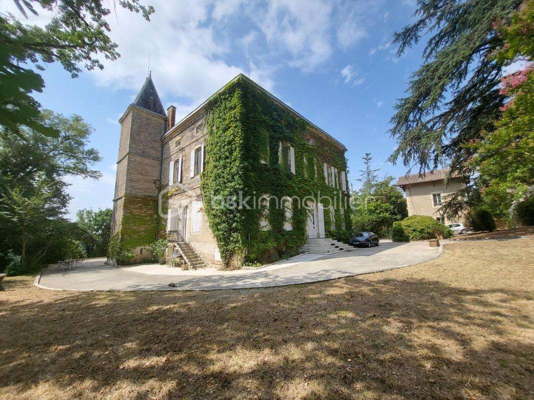 Chateau 32 pieces+dependances - propriete 9 hectares- jardin - photo 2