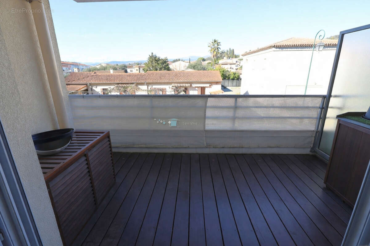 Appartement à LA ROQUETTE-SUR-SIAGNE