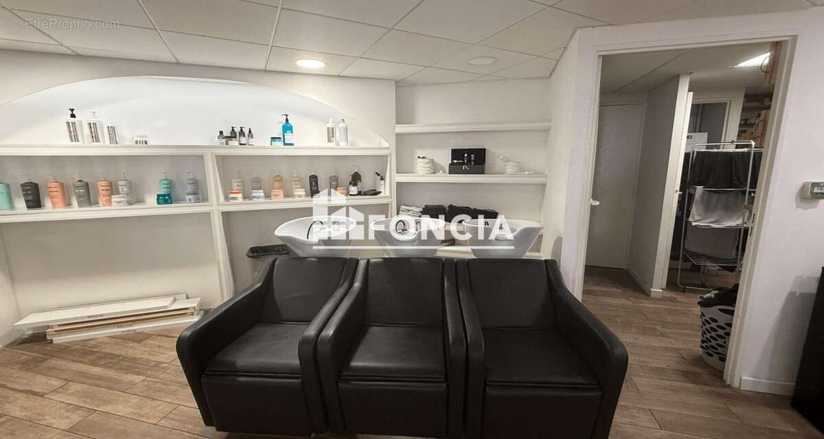 Local commercial loué à Martigues - 126 m² - Rendement de 5,3 % - photo 3