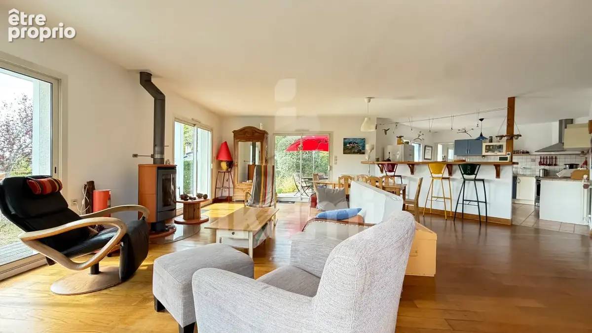 Salles   Élégante maison de plain-pied avec piscine dans un écrin de verdure - photo 3