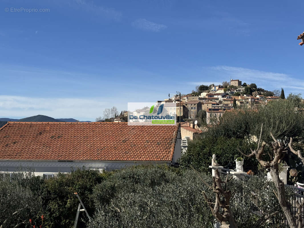 PIERREFEU  DU VAR - Maison de ville  5 pièces avec terrasse de 50m2 - photo 6