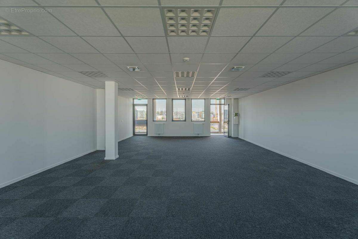 Commerce 86 m² à Epron  - photo 2