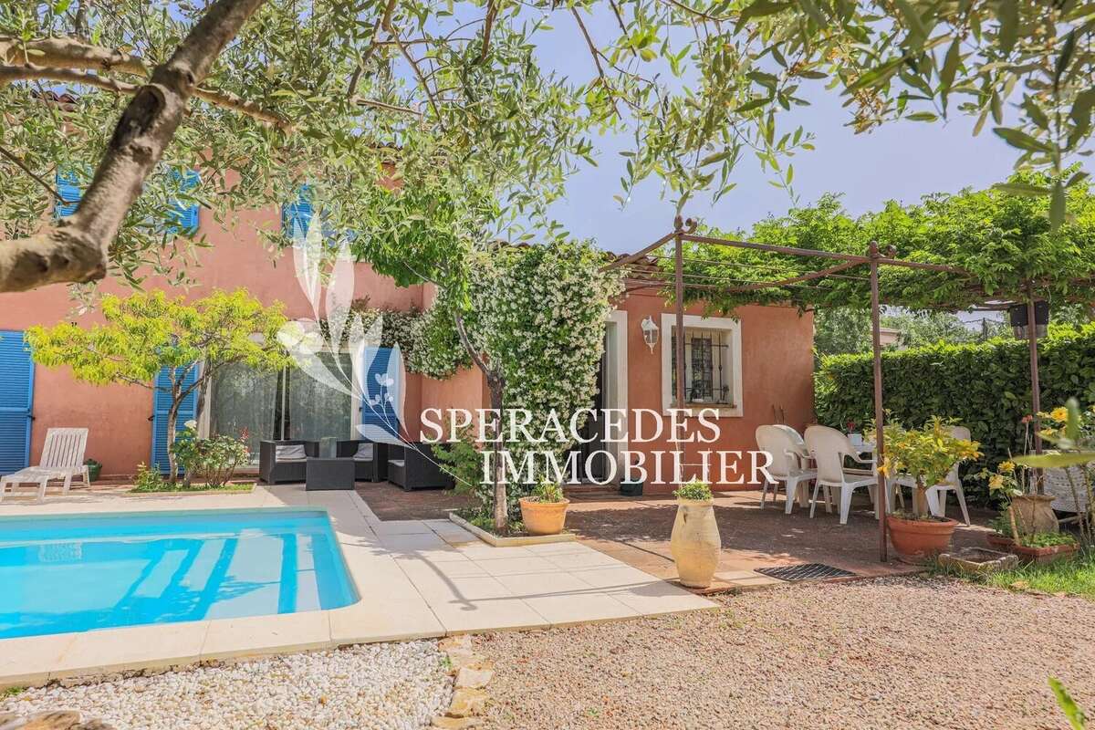 Maison à SAINT-CEZAIRE-SUR-SIAGNE