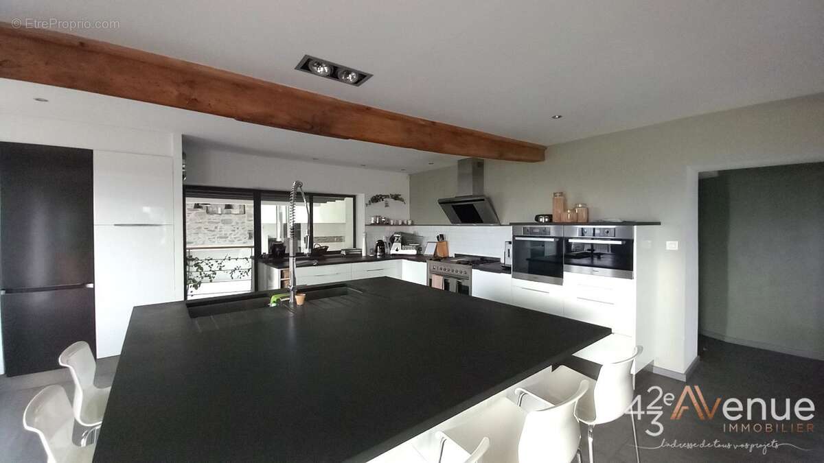 Maison 375 m² à Larajasse  - photo 4