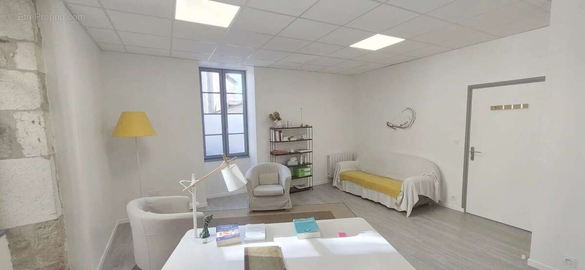 Maison en pierre à rénover avec local professionnel restauré en activité. - photo 7