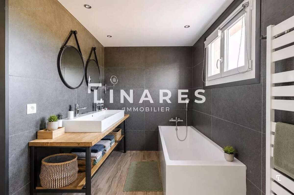 LE MAS DES COLLINES - Maison 242m2 (160 m² +  2 T2 indépendants = 1800€/mois) - Piscine -Terrasses - Garage - 13470 Carnoux en P - photo 10