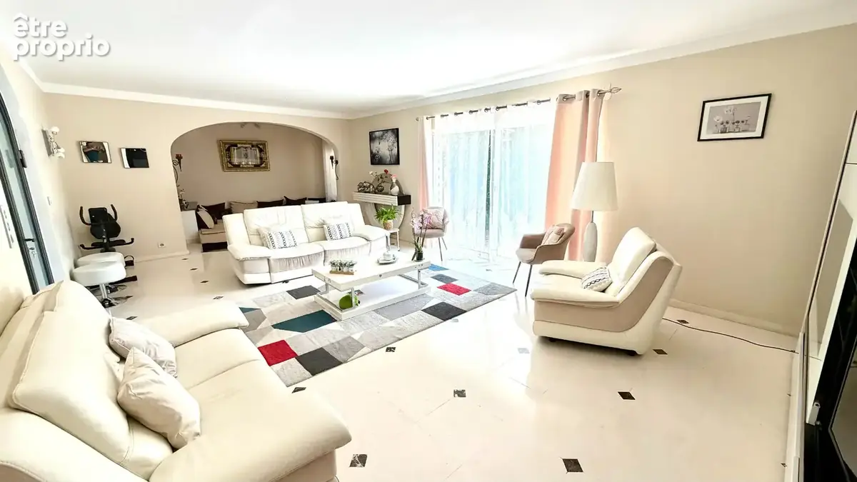 Villa traditionnelle avec piscine sur 2300 m² de jardin clos et arboré. - photo 2
