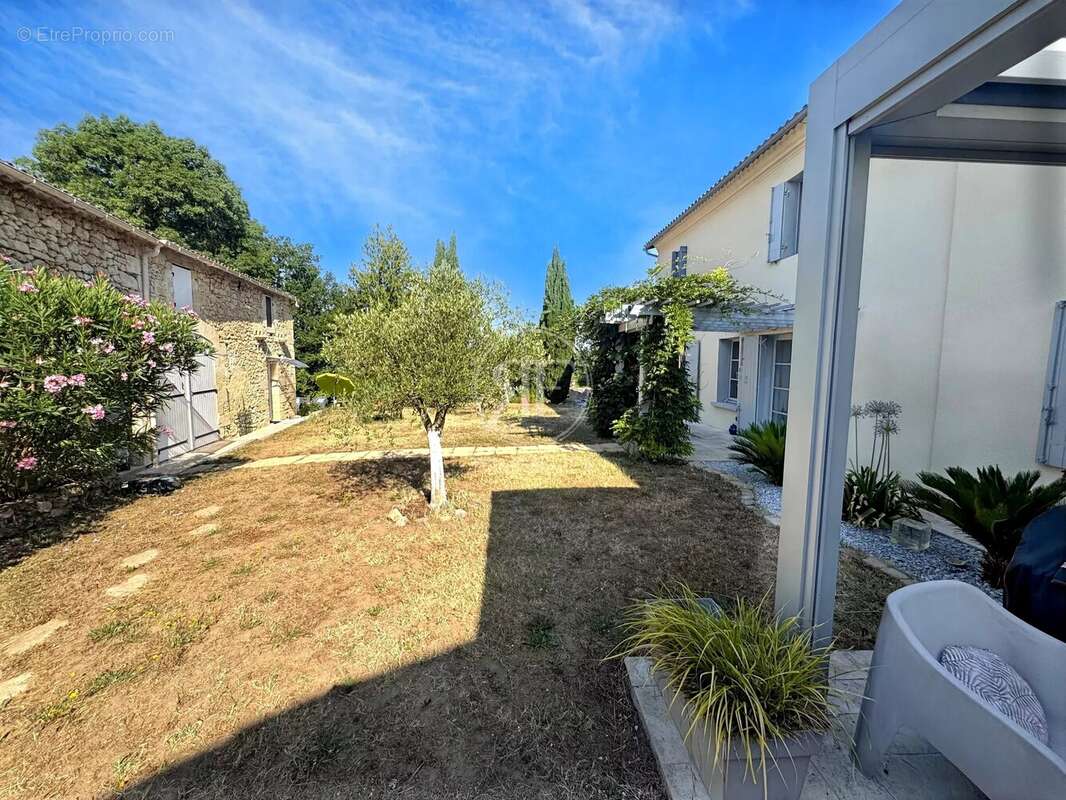 Maison familiale + dépendances avec jardin et piscine - photo 14