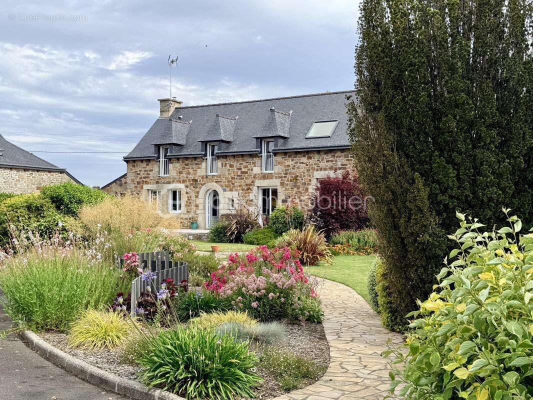 Ensemble immobilier de caractère au cœur de la campagne de Plestan - photo 3