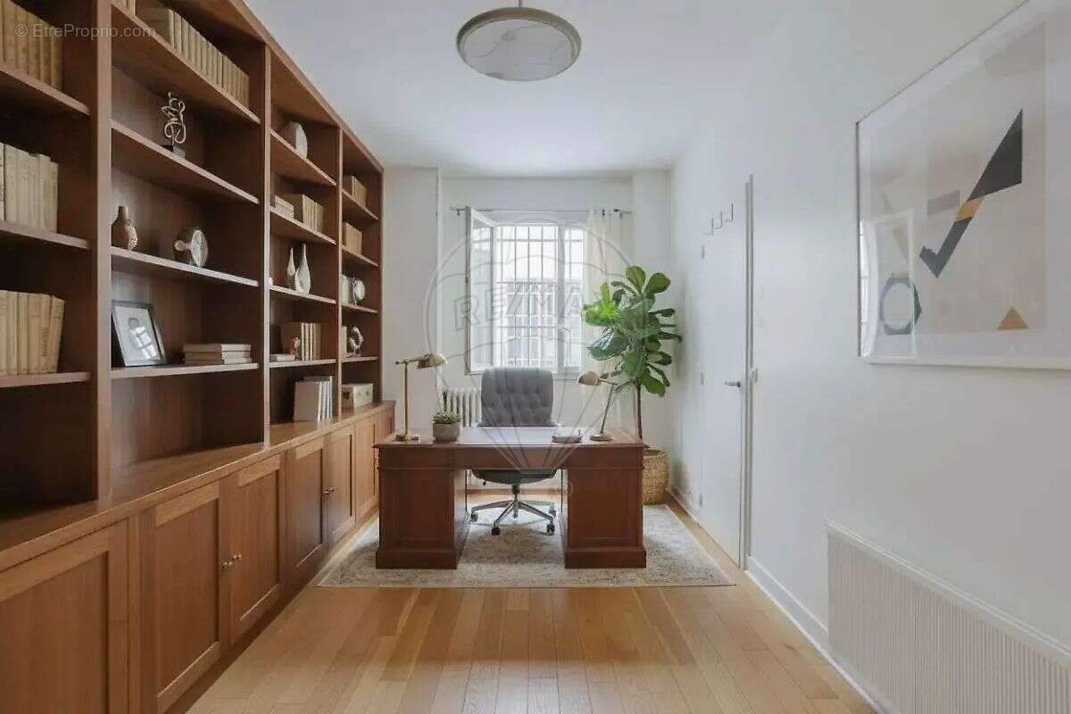 Appartement à PARIS-16E