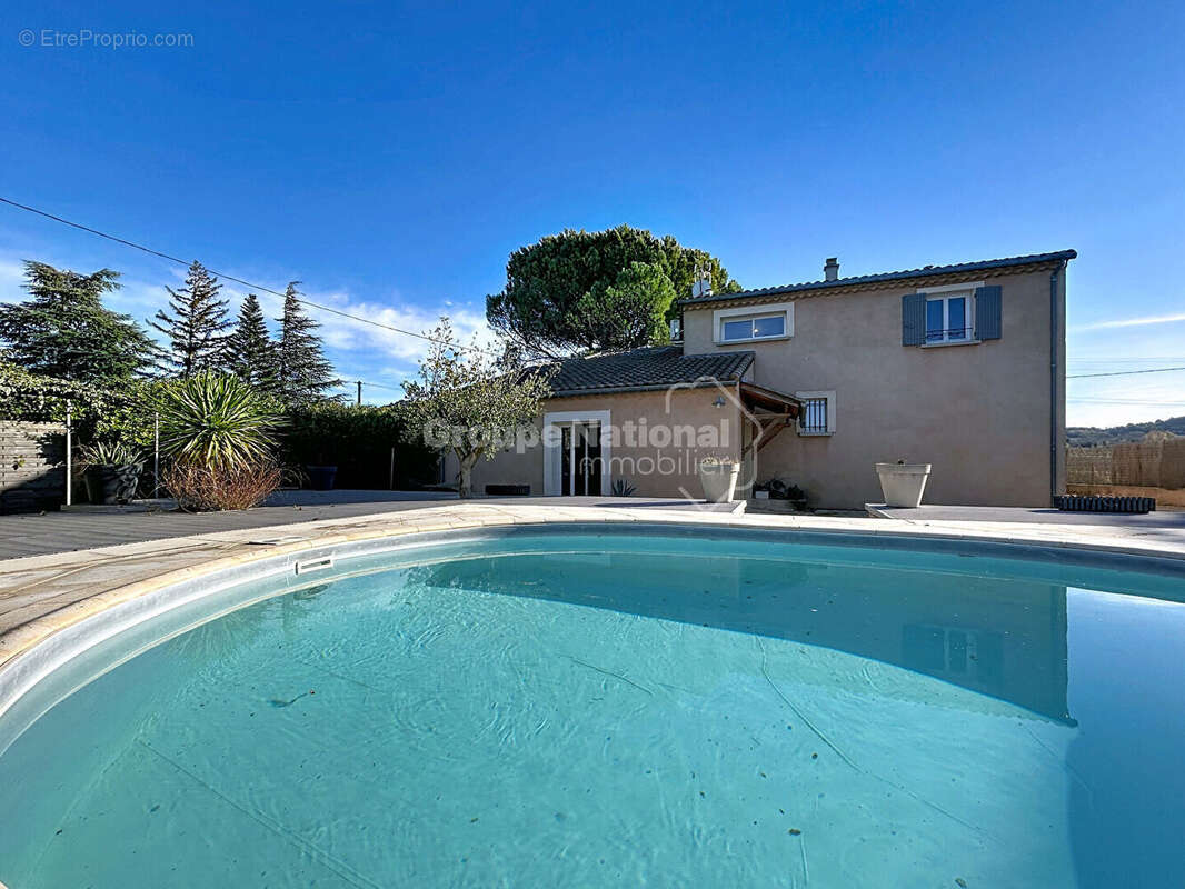 Valreas Maison en R+1 de 157m2 avec  3 Chambres, 1 SDB et 1 SDE, piscine 1000m 2 de Jardin - photo 2