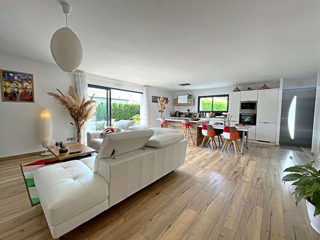 Maison Breuillet 4 pièce(s) 99 m2 - photo 3