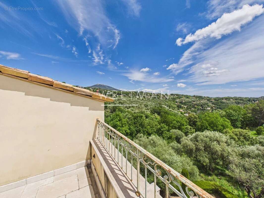Maison à CHATEAUNEUF-GRASSE
