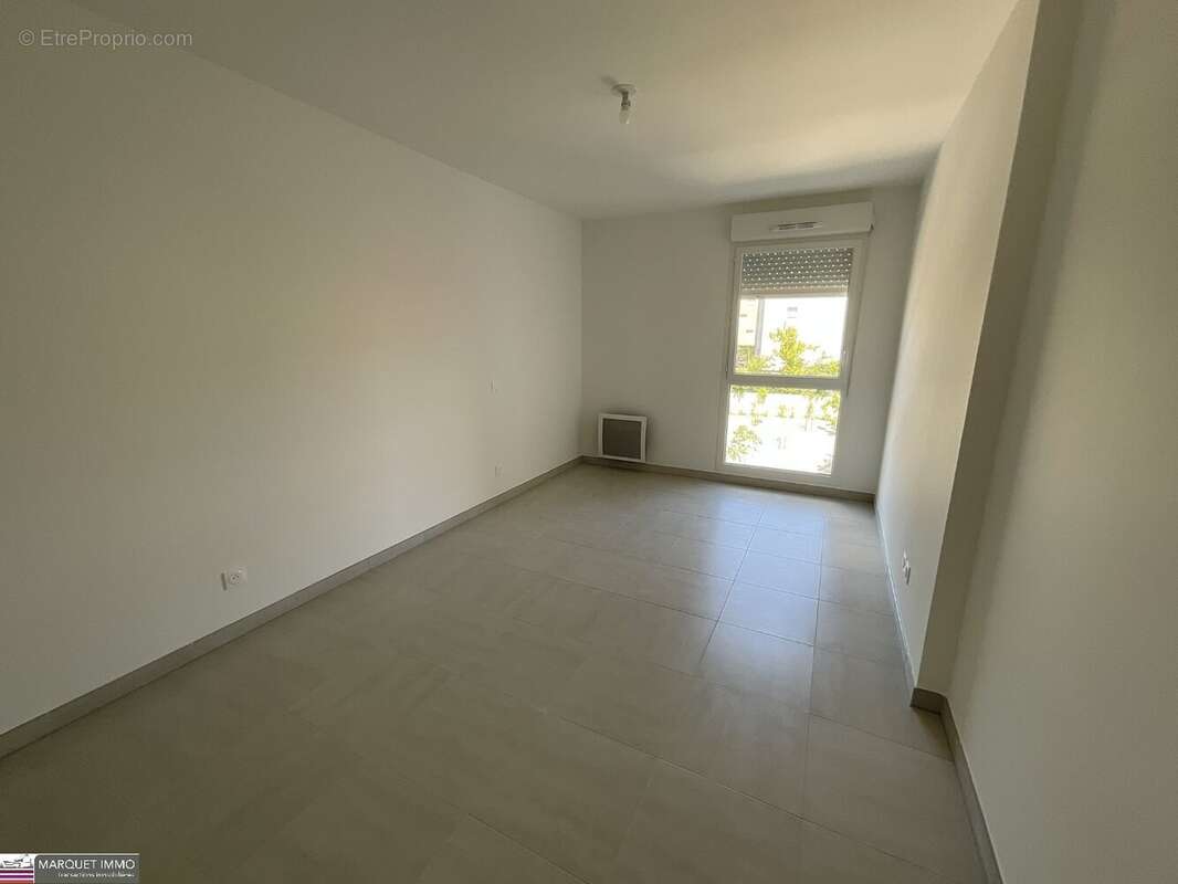 APT T4 offrant 91 m² avec terrasse 15 m² et parking privatif au 3° étage avec ascenseur... - photo 3