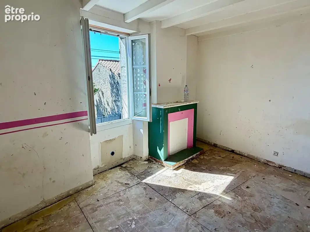Dans un village avec bar/resto, maison à rénover, beau potential, gros travaux déjà effectué - photo 10