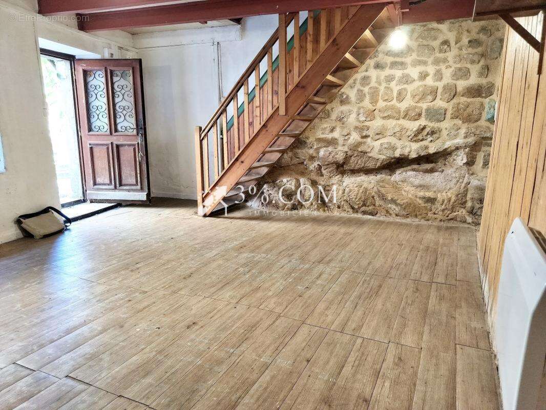 Maison de village en pierre de 60m2 avec deux chambres - photo 2
