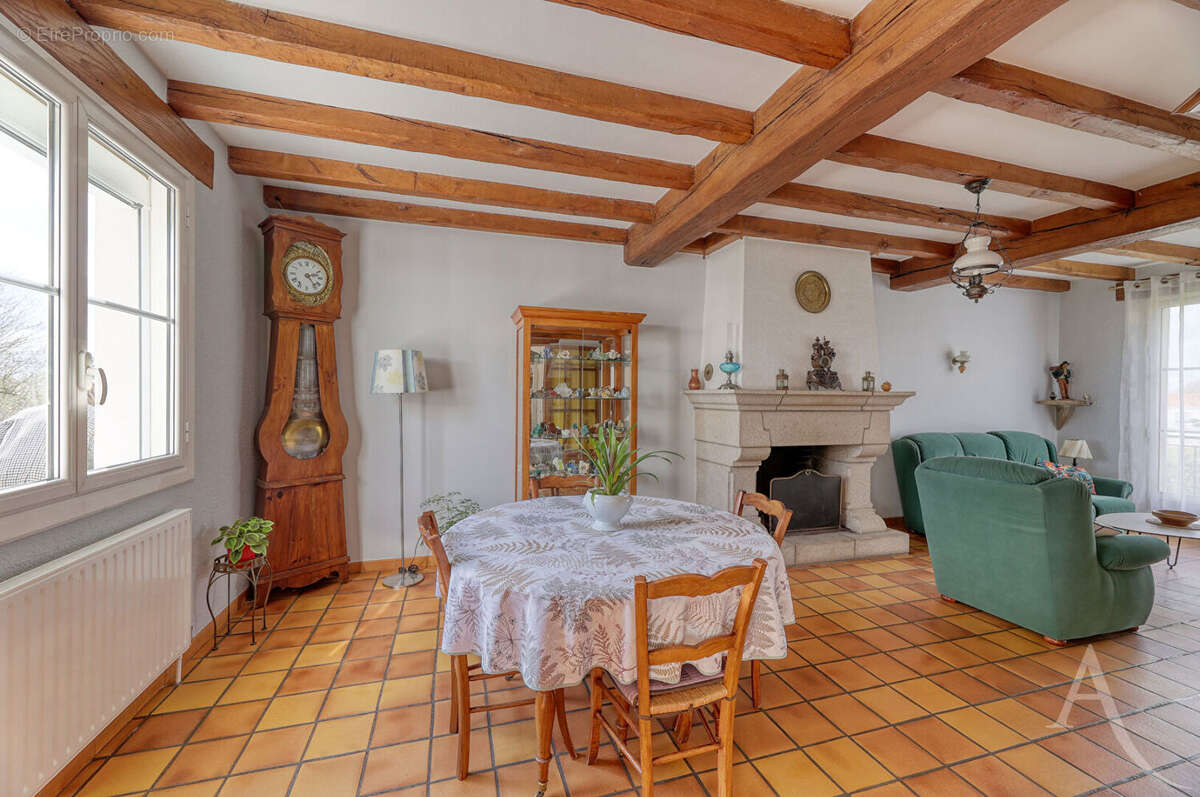 Maison à MONTAIGU
