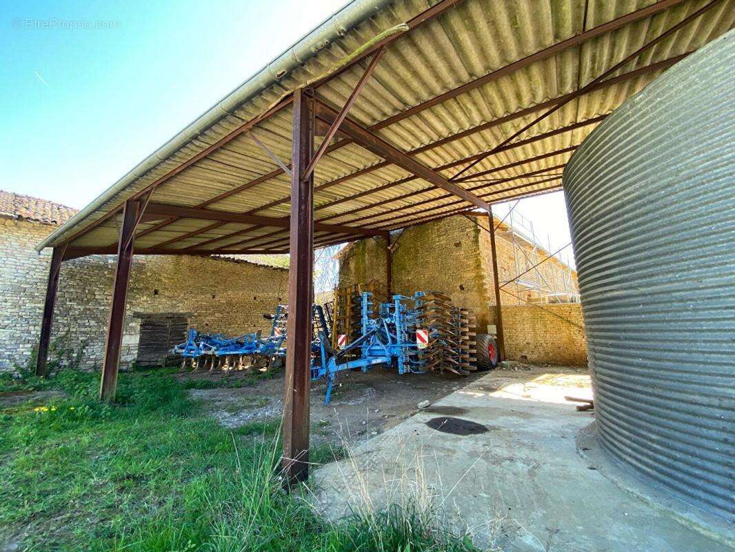 Grande et hangar à vendre - photo 7