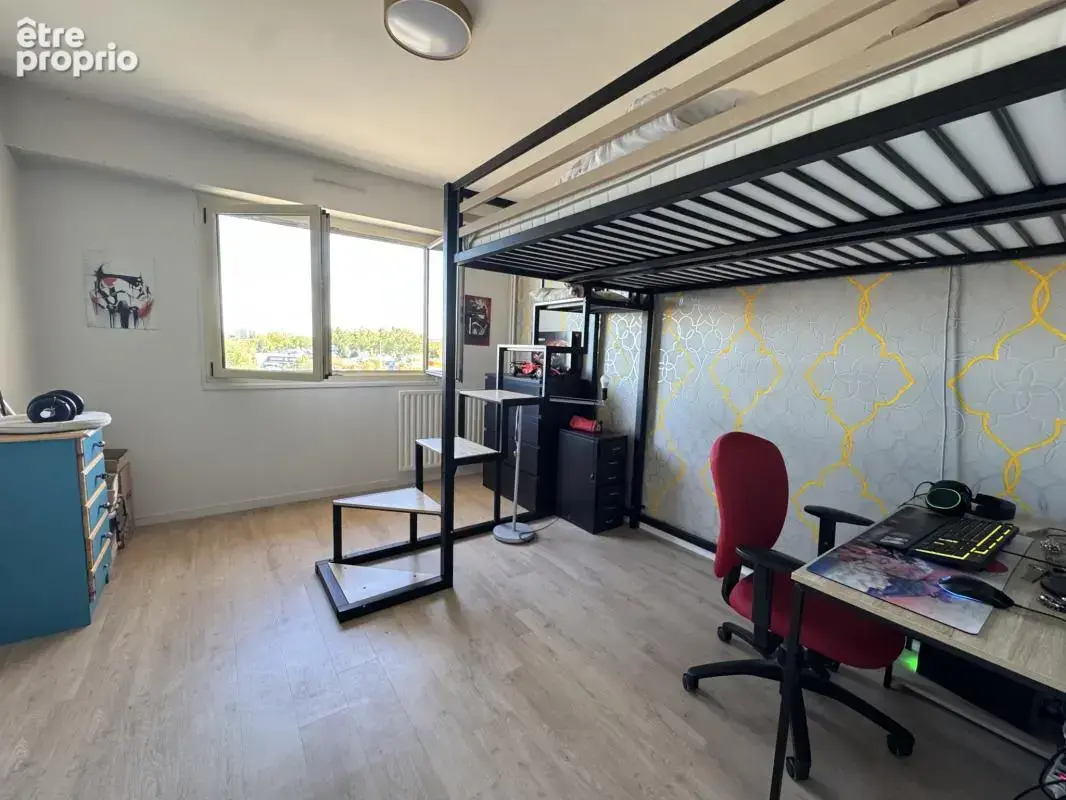Appartement type 5 - 3 chambres - proche tramway et commerce - photo 8