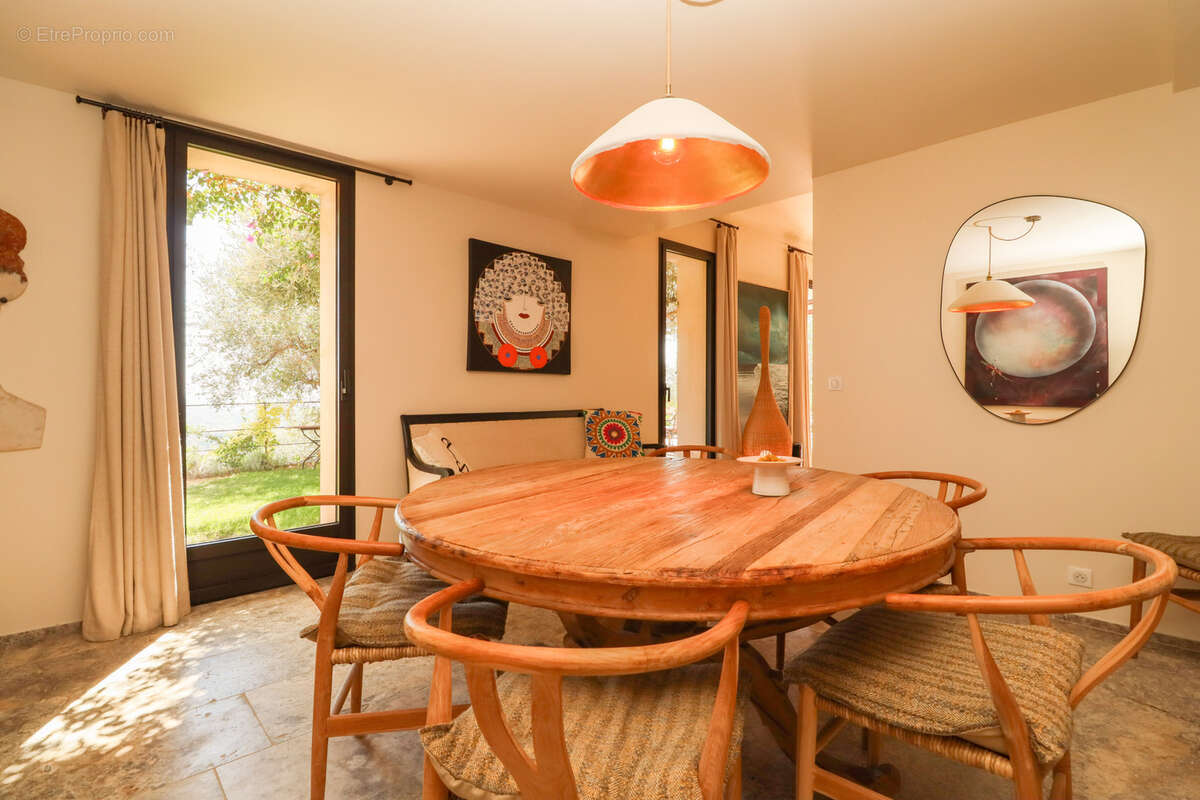 Maison à CHATEAUNEUF-GRASSE