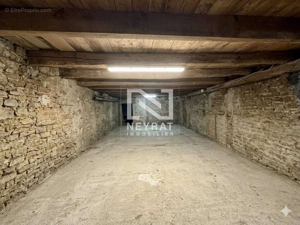 Une maison en pierre pleine de charme, avec sa terrasse suspendue, son jardin intime et ses nombreuses dépendances - photo 15