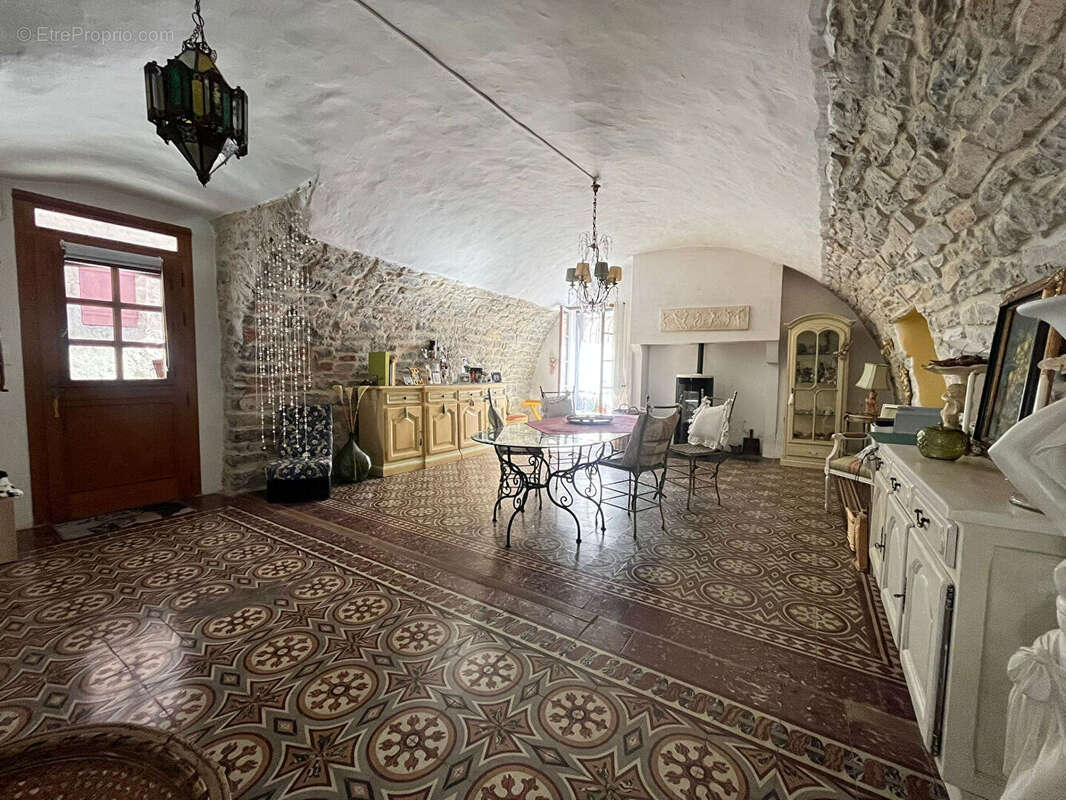 Maison de village avec piscine et 5 chambres - photo 2