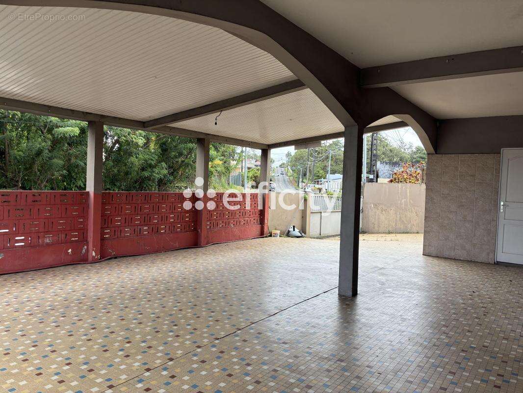 Maison 10 pièces 210 m² à vendre à Saint-Esprit (97270) - photo 8