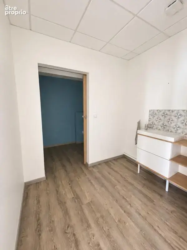 A PAREMPUYRE - Local de 81 m² avec parkings - photo 11