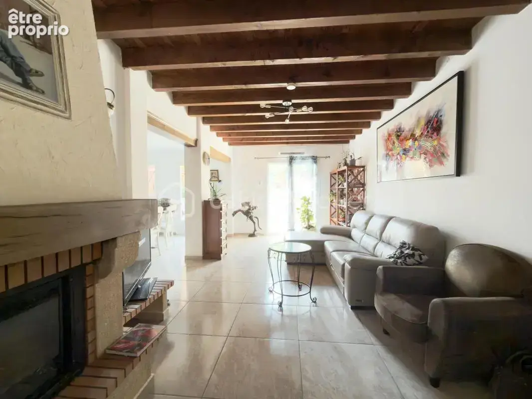 Charmante maison de village rénovée avec garage, terrasses et jardin - photo 3