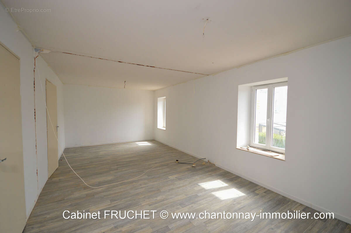 Axe CHANTONNAY - ESSARTS-EN-BOCAGE - Grande maison de caractère offrant beaucoup de potentiel - photo 8