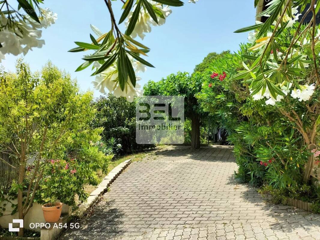 Maison à LAUDUN-L'ARDOISE